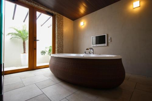 Et bad på Villa 石の蔵 Hotel