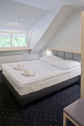 Una cama o camas en una habitación de Hotel Podjadek