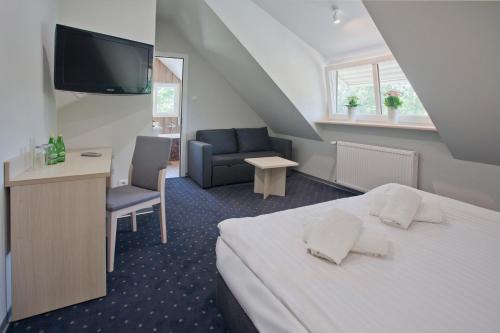 Una cama o camas en una habitación de Hotel Podjadek