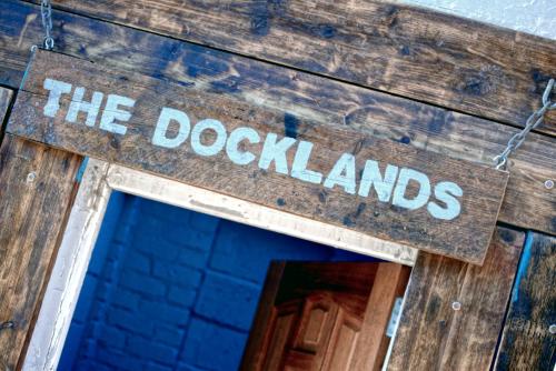 リバプールにあるThe Docklands SA by Serviced Living Liverpoolの建物の落書きを読む看板