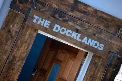 リバプールにあるThe Docklands SA by Serviced Living Liverpoolの扉の上の扉を読む看板