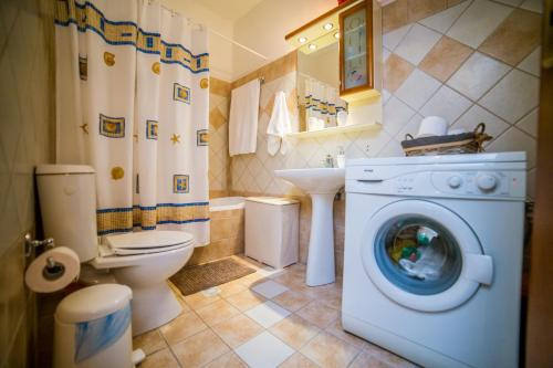 Ένα μπάνιο στο Downtown Meteora apartment