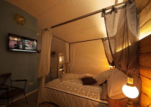 a bedroom with a canopy bed and a lamp at La Casa del Comandante in Sulzano