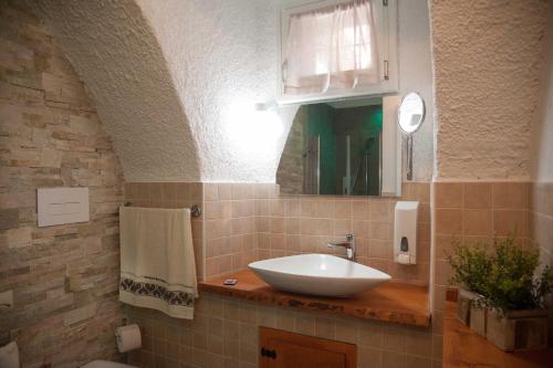 a bathroom with a sink and a mirror at La Casa del Comandante in Sulzano