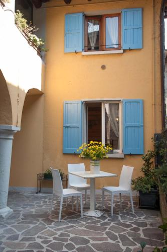 a table and chairs on a patio in front of a building at La Casa del Comandante in Sulzano