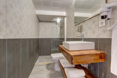 y baño con lavabo y aseo. en Barbun Pansiyon, en Izmir