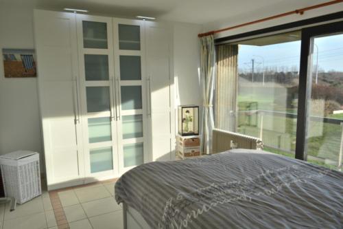 Postel nebo postele na pokoji v ubytování SunnySide-of-TheSea - with open view on nature, big terraces all around - very close to sea, beach, stores, restaurants & beach bars