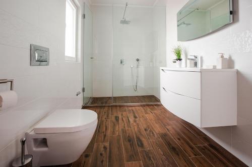 bagno bianco con servizi igienici e doccia di Villa Dora a Sužan