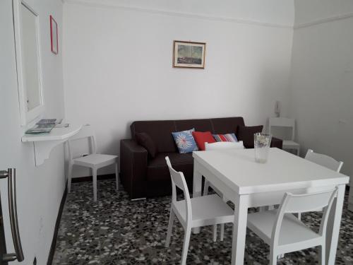 カザラーノにあるPalazzo Galloのリビングルーム(白いテーブル、ソファ付)