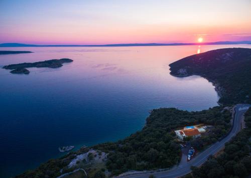 an aerial view of a lake at sunset at Zlatni Zalaz,Apartments,Supetarska Draga in Supetarska Draga