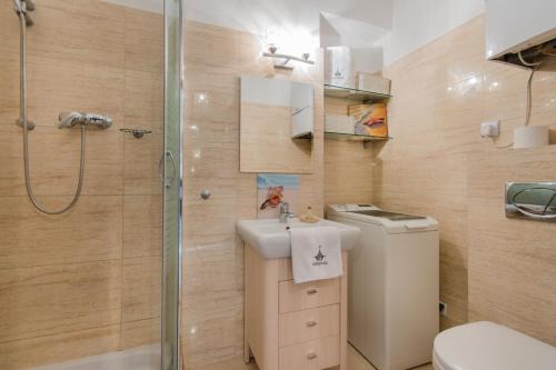 ソポトにあるDream Apartments-Classico Sopotのバスルーム(シャワー、洗面台、トイレ付)