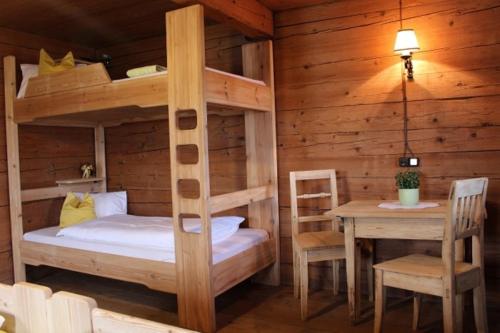萊斯高山溪谷安格勒的住宿－Ferienhaus Weberhof，一间卧室配有一张双层床和一张桌子