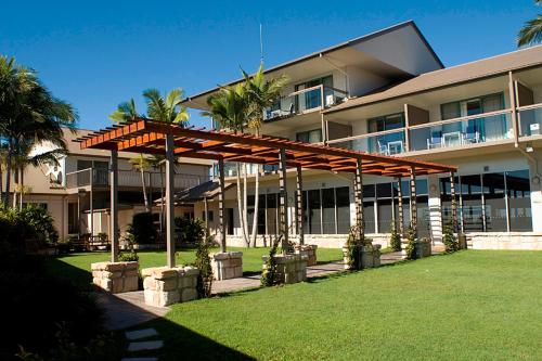 Κήπος έξω από το Mercure Clear Mountain Lodge