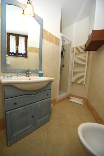 a bathroom with a sink and a mirror at B&B Dell' Artista in Artena