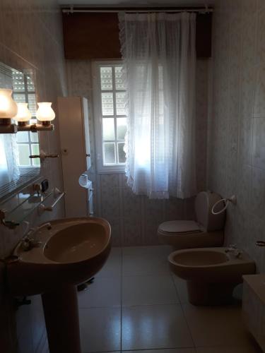 サンシェンショにあるcasa Lolyのバスルーム(洗面台、トイレ付)、窓が備わります。