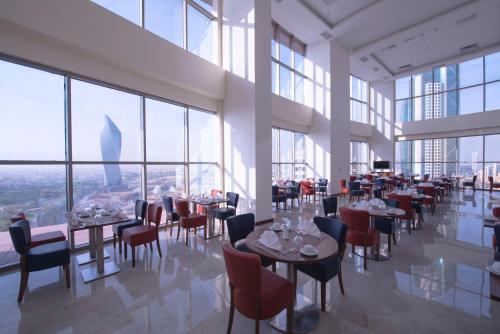 Un restaurant sau alt loc unde se poate mânca la Ramada Encore by Wyndham Kuwait Downtown