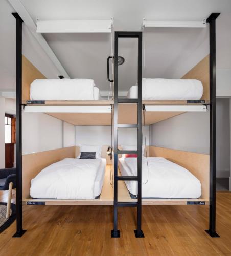 Postel nebo postele na pokoji v ubytování Penedo da Saudade Suites & Hostel