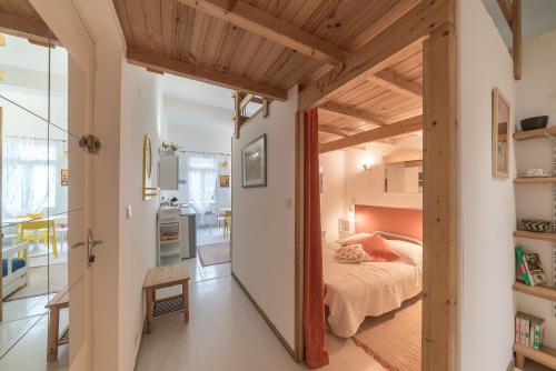 une chambre avec un lit dans une pièce avec des plafonds en bois dans l'établissement Yellow Submarine, à Montpellier
