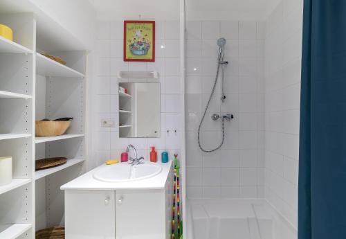 une salle de bain blanche avec une douche et un lavabo dans l'établissement Yellow Submarine, à Montpellier