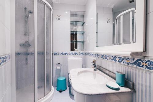A bathroom at Zumalakarregi Apartment by People Rentals