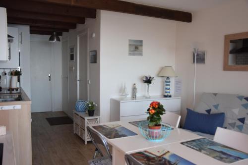 un salon avec une table et un canapé dans l'établissement 4OL137 Appartement avec vue mer, à Collioure
