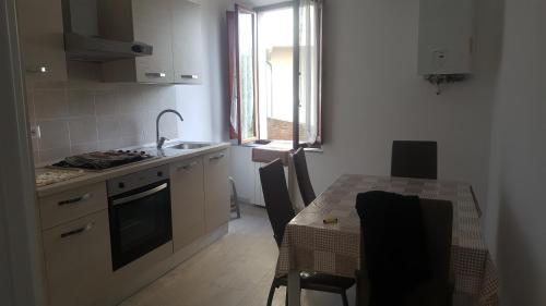 A kitchen or kitchenette at Casa di Alfredo Affittacamere