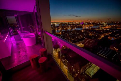 a room with a view of a city at night at Exclusieve privé wellness penthouse SkyNooz in Antwerp