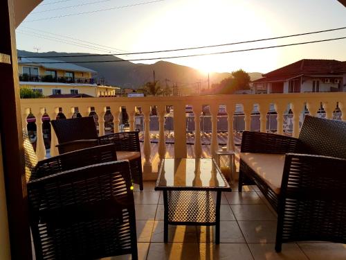 アリカナスにあるMojo modern apartment 2の夕日を望むバルコニー(テーブル、椅子付)