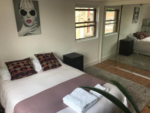 ロンドンにあるAmazing Roomのベッドルーム1室(サングラスを着た女性用ベッド1台付)