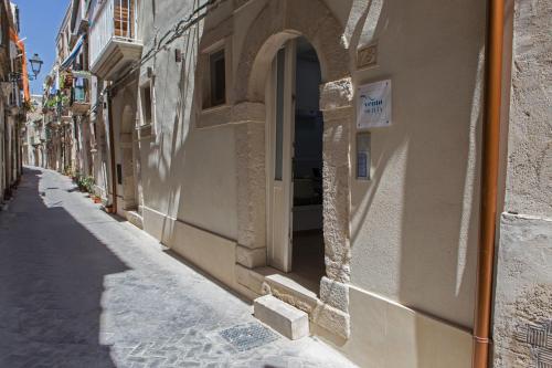 an alley with an open window on a building at Vento di Sicilia in Siracusa
