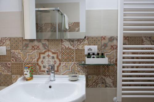 a bathroom with a sink and a mirror at Vento di Sicilia in Siracusa