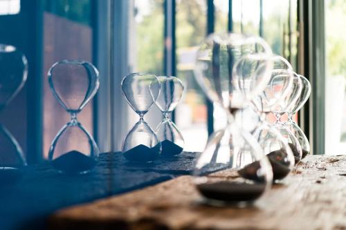 a group of glasses sitting on top of a table at FREIgeist Göttingen Innenstadt, A Member of Design Hotels in Göttingen