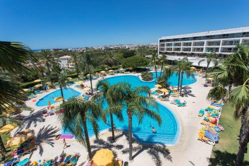 an overhead view of a pool at a resort at Alfagar Alto da Colina in Albufeira
