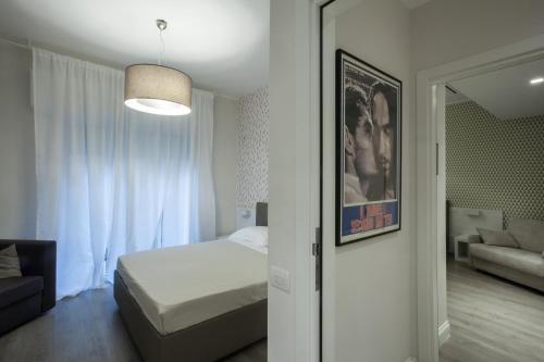 マテーラにあるDomus Romaのベッドルーム1室(ベッド1台付)、ソファ付きのベッドルーム1室が備わります。