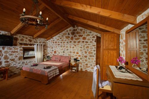 een slaapkamer met een bed en een tafel in een kamer bij Villa Kallia & George in Malia