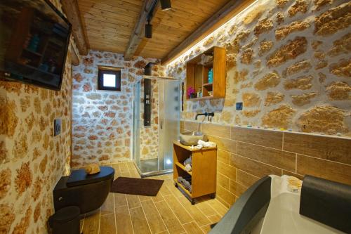 łazienka z prysznicem, toaletą i wanną w obiekcie Villa Kallia & George w mieście Malia