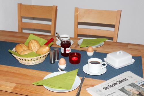 ブラウンラーゲにあるFerienapartment Bergstationのテーブル(パンバスケット、コーヒー付)