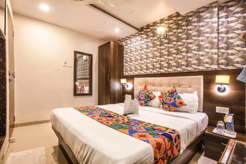 ein Schlafzimmer mit einem großen Bett in einem Zimmer in der Unterkunft Hygienic Hotel Liberty Plaza in Mumbai