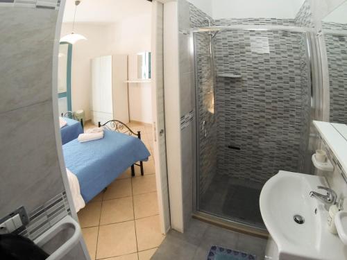 ガリポリにあるRooms & Apartments La Spiaggia - Gallipoliのバスルーム(シャワー、トイレ、シンク付)