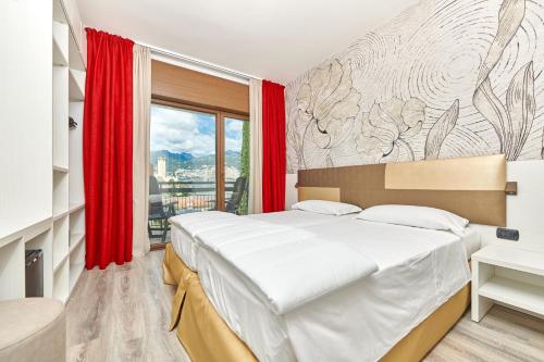 Säng eller sängar i ett rum på Hotel Catullo
