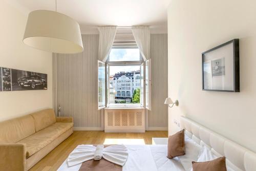 布達佩斯的住宿－豪華全景公寓式酒店，带沙发和窗户的客厅