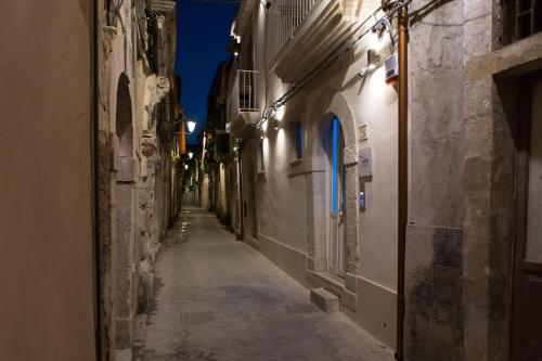 an alley in an old town at night at Vento di Sicilia in Siracusa