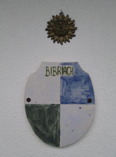 a sign on a wall with a sun sign on it at Schloss Manndorf Gästehaus in Kötschach