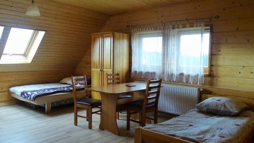 1 dormitorio con escritorio, 1 cama y 1 mesa en Chata Istebna, en Istebna