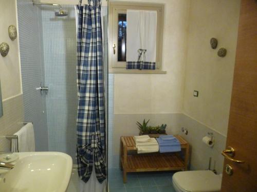 Un baño de L'Isolo b&b e case vacanza