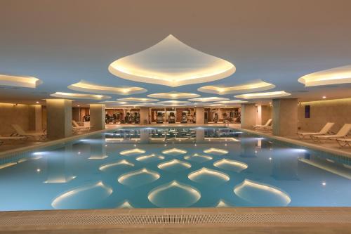 TRYP by Wyndham Izmitの敷地内または近くにあるプール