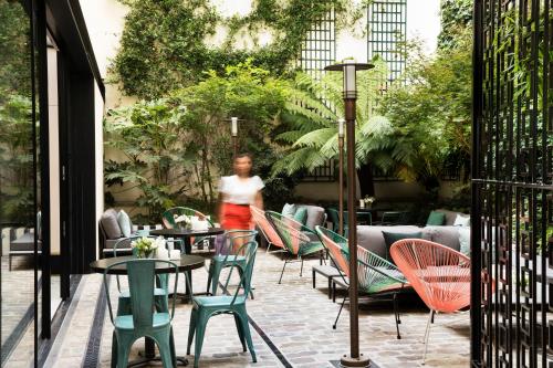 Κήπος έξω από το Hôtel Saint-Marc
