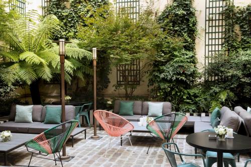 Κήπος έξω από το Hôtel Saint-Marc