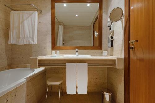 
A bathroom at Hotel Real Oeiras
