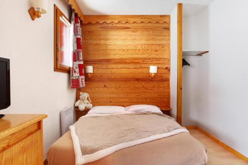 サン・フランソワ・ロンシャンにあるResidence Labellemontagne le Roc Blanc - le Hameauの小さなベッドルーム(ベッド1台、テレビ付)